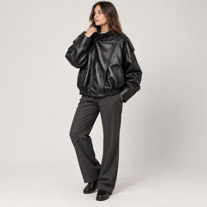 Chaqueta de piel sintética oversize negra en estudio de cuerpo entero