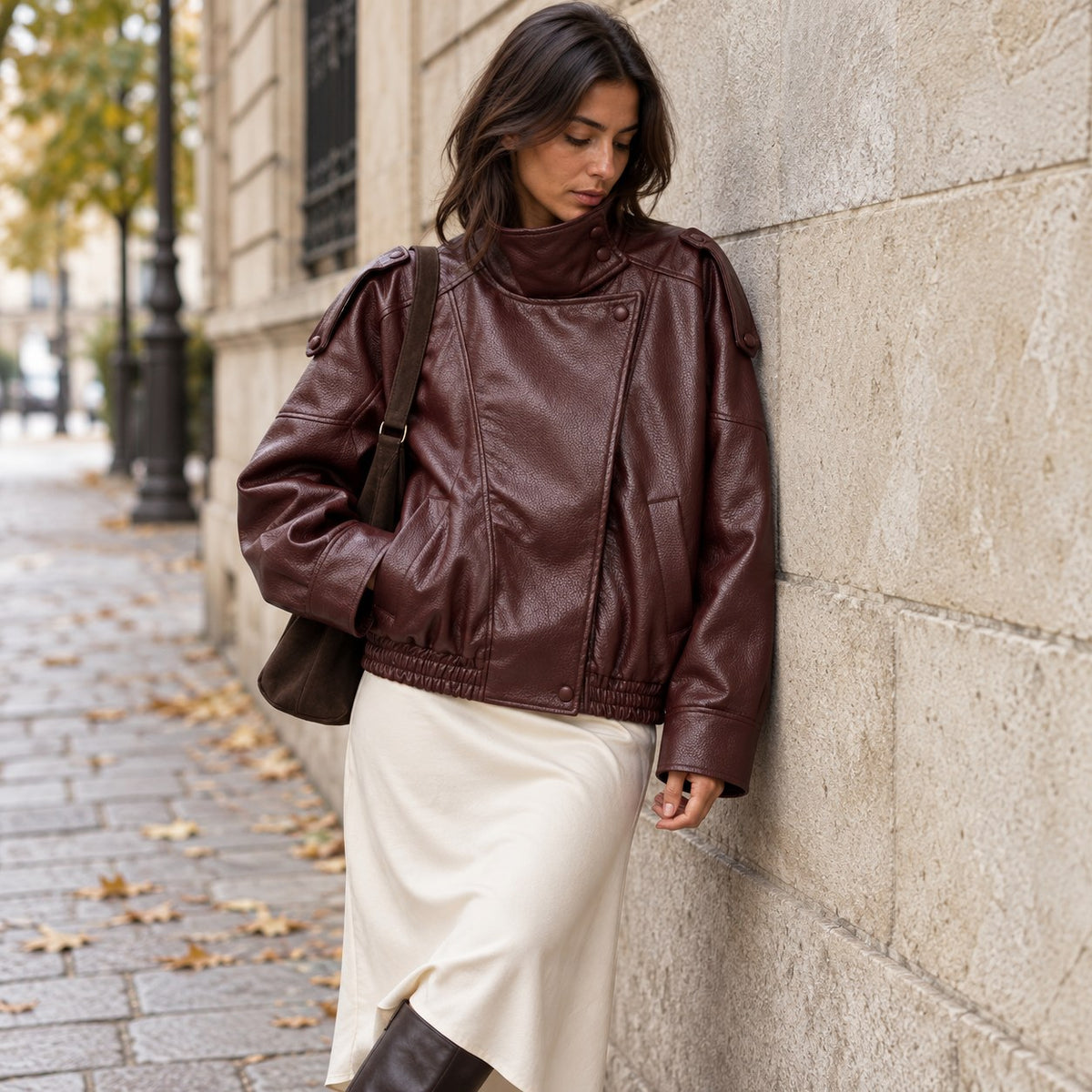 Chaqueta de piel sintética oversize burdeos para mujer con falda midi crema