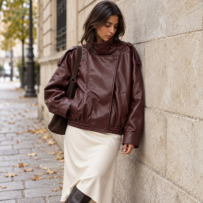 Chaqueta de piel sintética oversize burdeos para mujer con falda midi crema