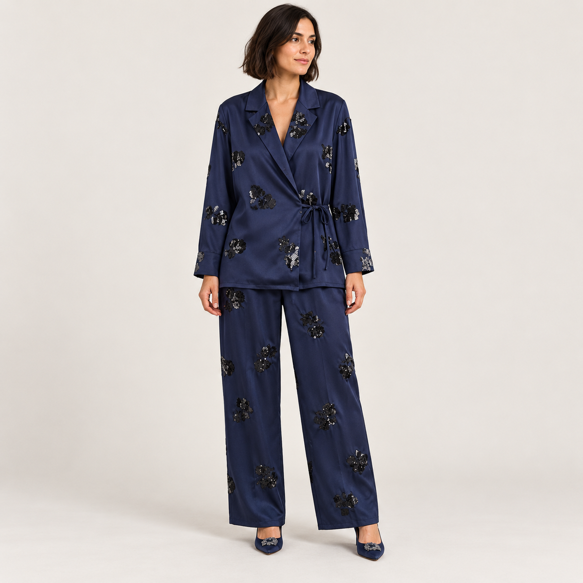 Conjunto blazer y pantalón azul marino con lentejuelas, cuerpo entero en estudio
