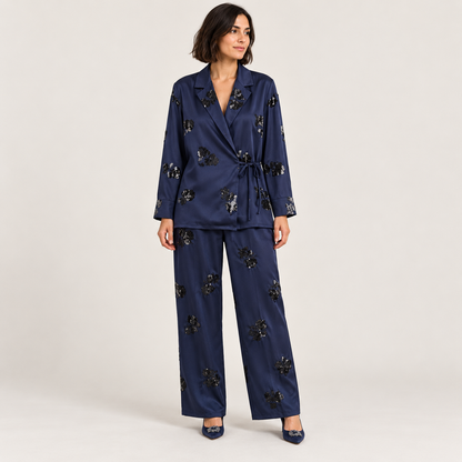 Conjunto blazer y pantalón azul marino con lentejuelas, cuerpo entero en estudio
