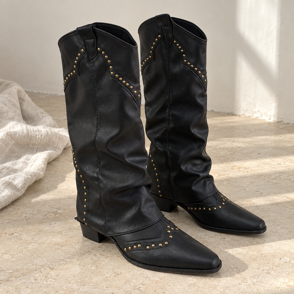 Bodegón de botas cowboy negras con tachuelas