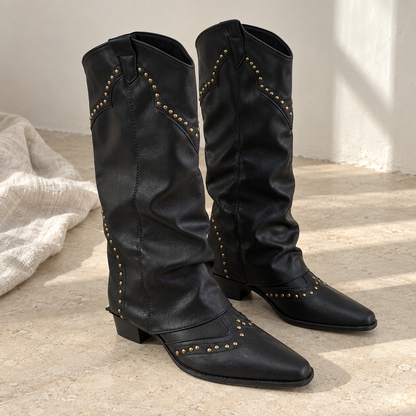 Bodegón de botas cowboy negras con tachuelas