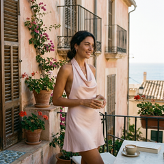 Vestido corto satinado halter rosa
