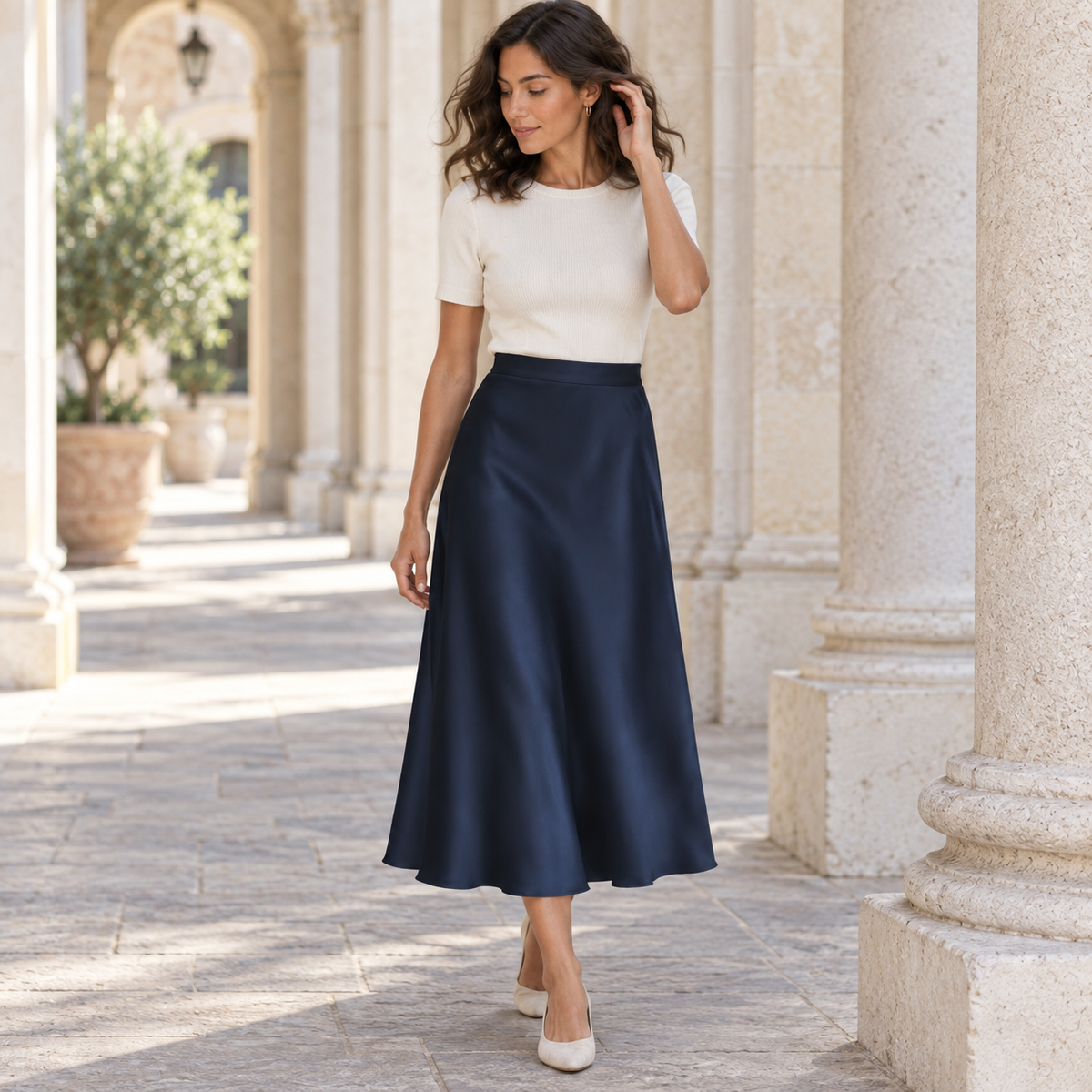 Falda satinada midi azul marino de cintura alta en look mediterráneo