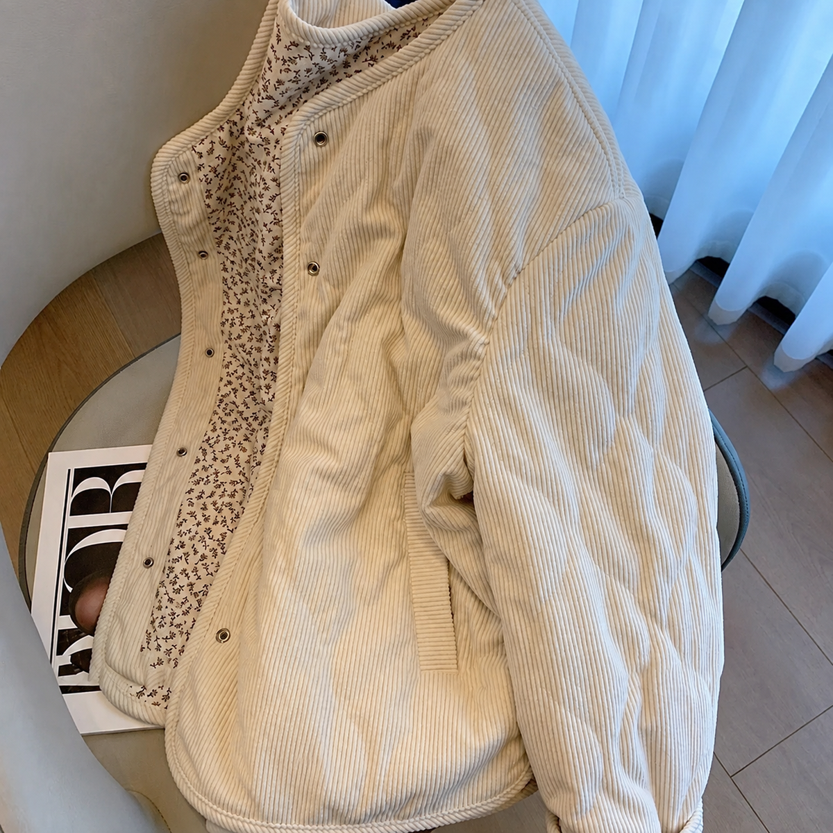 Chaqueta acolchada de pana beige con forro de flores