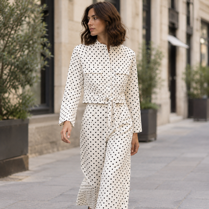 Conjunto top y pantalón de lunares, secundaria lifestyle caminando en calle