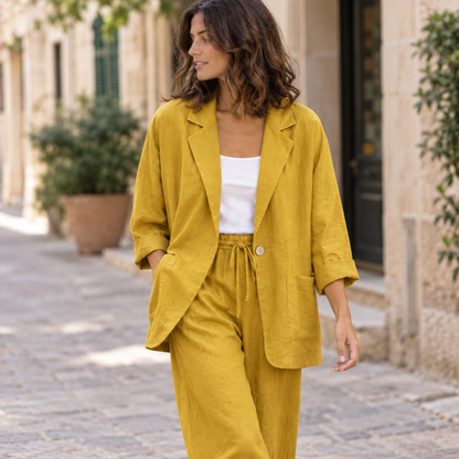 Conjunto blazer y pantalón de lino Amarillo, secundaria lifestyle caminando
