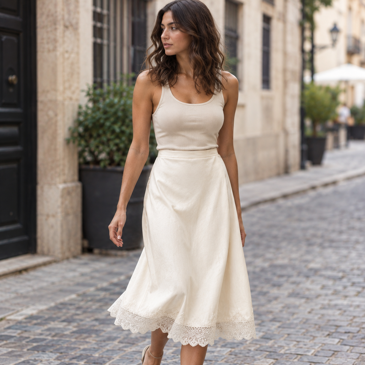 Falda midi con encaje Beige, secundaria lifestyle caminando