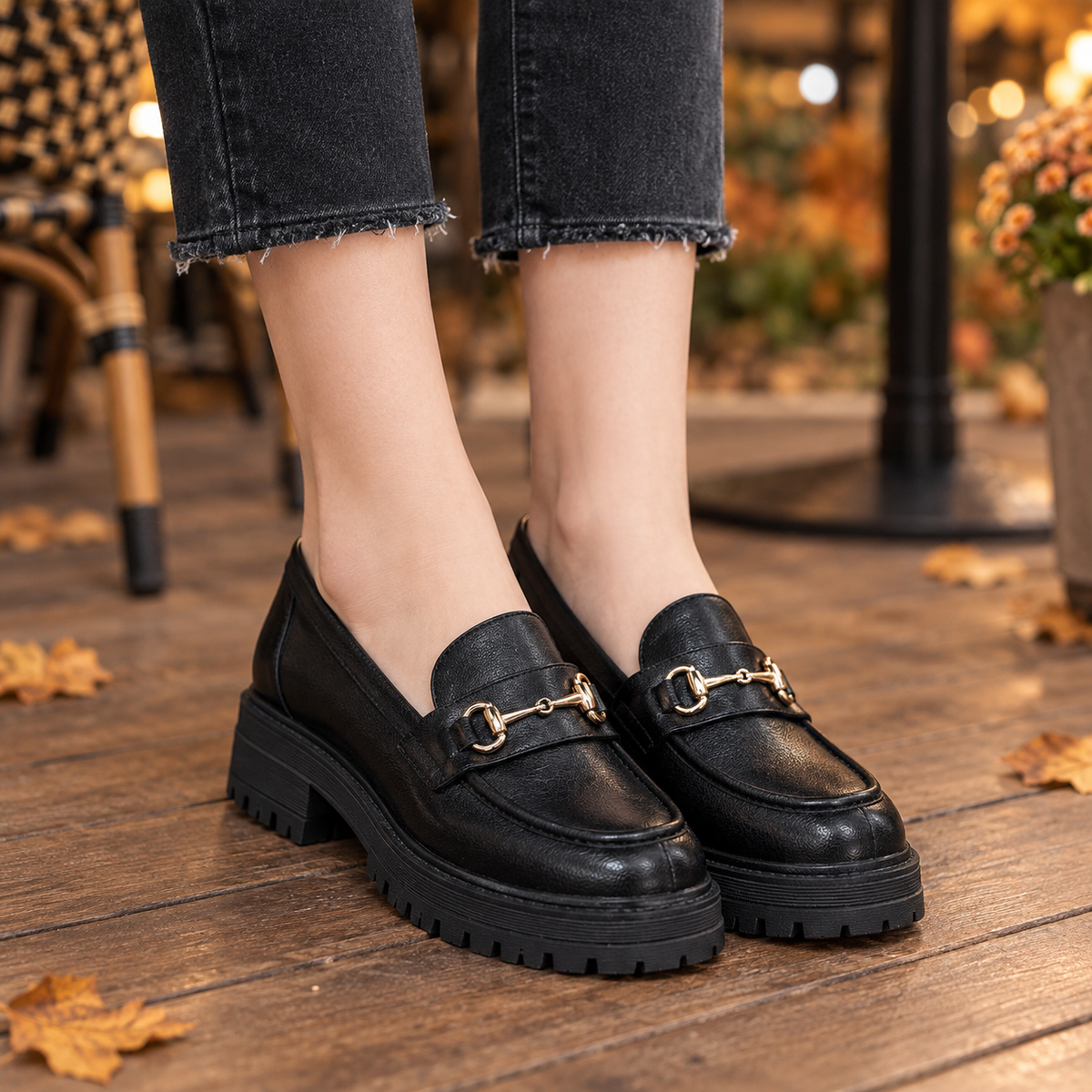 Mocasines con Detalle Metálico Negro - lifestyle terraza