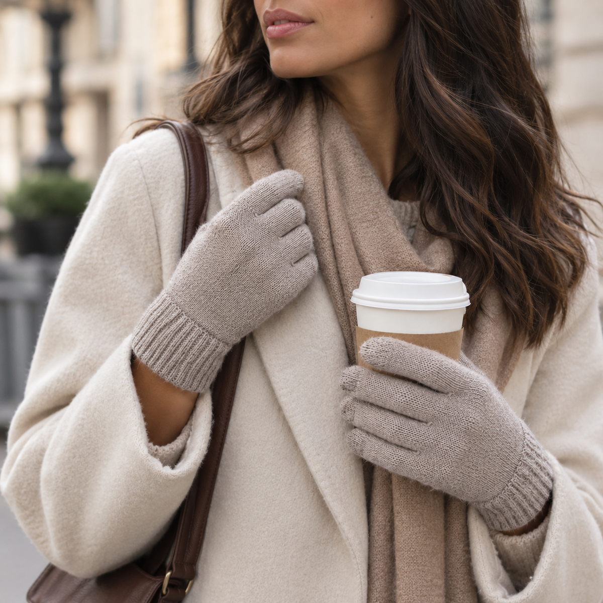 Guantes de lana merina Camel, secundaria lifestyle plano de manos