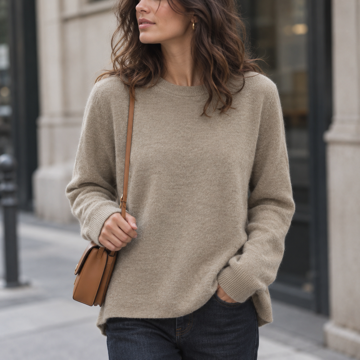 Jersey de punto fino tacto lana cuello redondo color camel para mujer