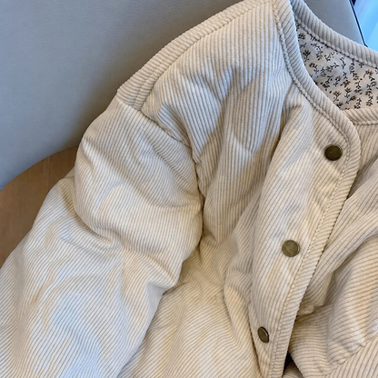 Detalle de la chaqueta acolchada de pana beige