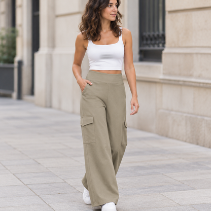 Pantalón cargo kaki ancho, secundaria lifestyle caminando en calle