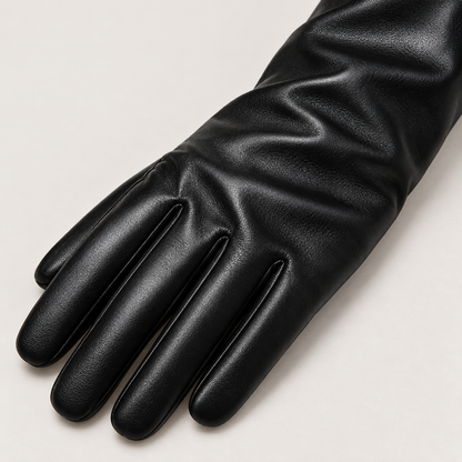 Detalle de la piel negra y las costuras de los guantes largos