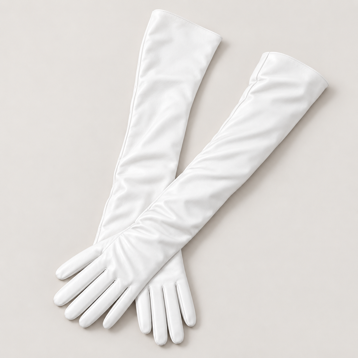 Par de guantes largos de piel blancos en estudio