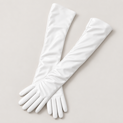 Par de guantes largos de piel blancos en estudio