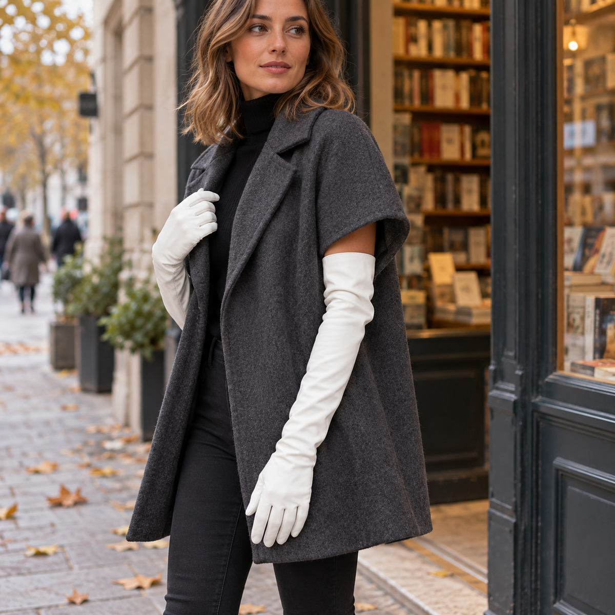 Guantes largos de piel blancos con abrigo de otoño en la ciudad