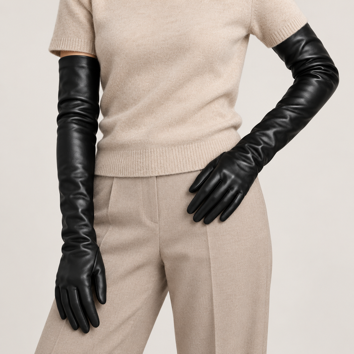 Guantes largos de piel negros puestos con jersey de manga corta