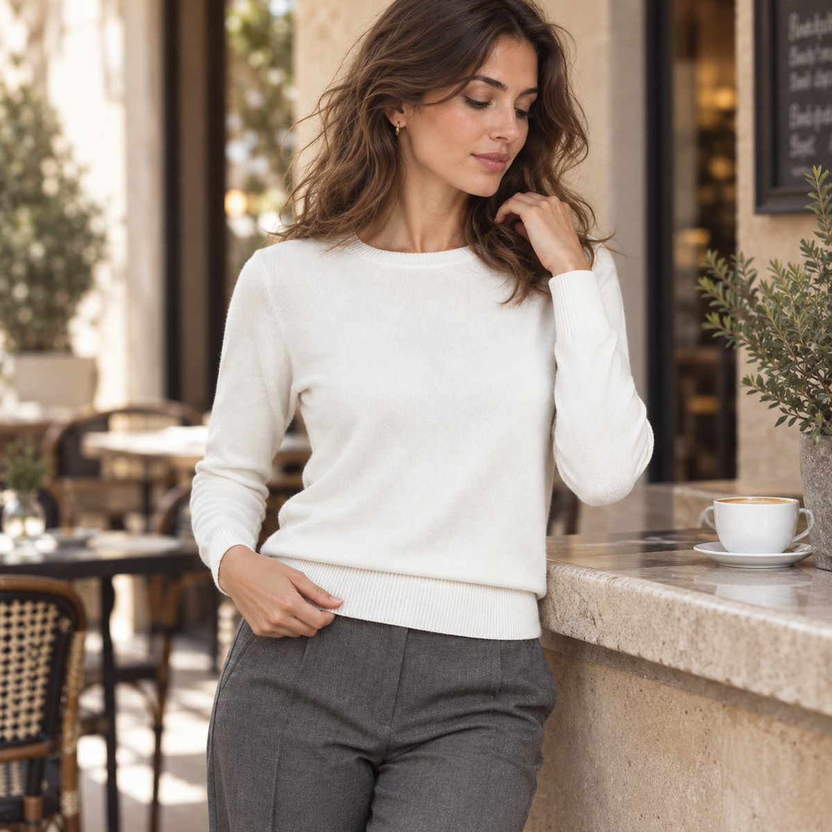 Jersey cuello redondo cashmere blanco en terraza de cafetería