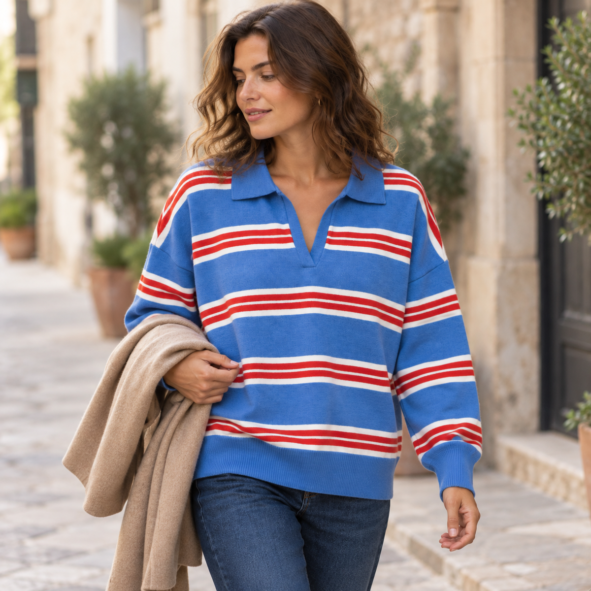 Jersey de rayas cuello polo oversize azul caminando en calle mediterránea