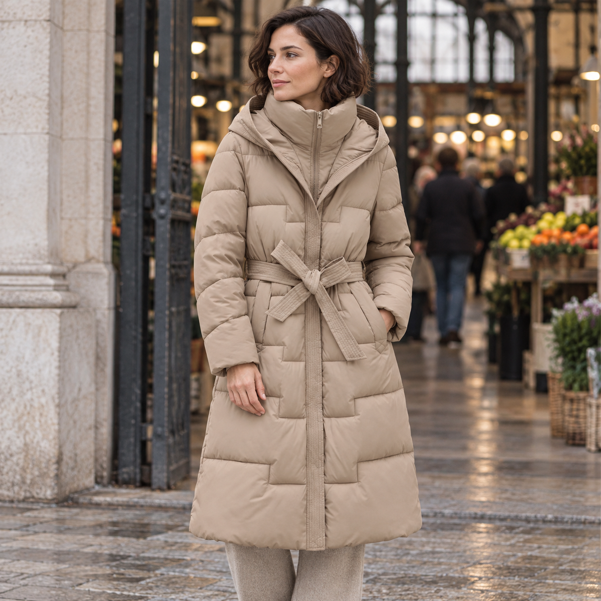 Abrigo largo acolchado caqui con capucha y cinturón, look de otoño