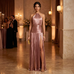 Vestido metalizado rosa oro halter plisado con abertura, evento elegante