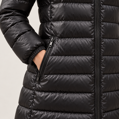 Chaquetón de plumón largo negro, detalle de acolchado y cremallera