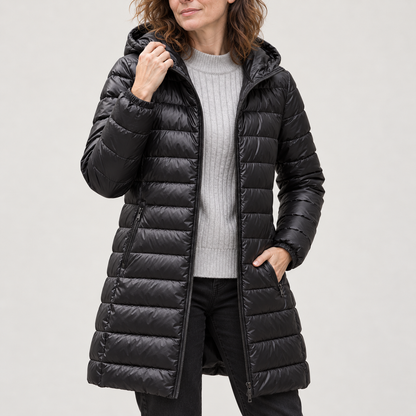Chaquetón de plumón largo negro con capucha, plano medio de estudio