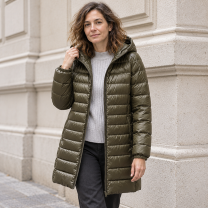 Chaquetón de plumón largo verde militar con capucha, portada de calle boutique
