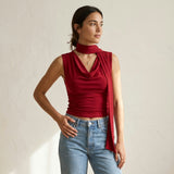 Top de tirantes rojo con pañuelo, pared clara