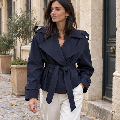 Trench corto cruzado azul marino con cinturón, look de otoño