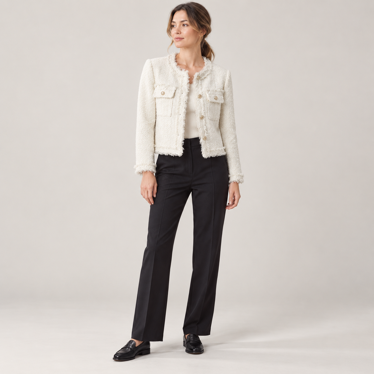 Chaqueta tweed blanca corta con botones dorados de cuerpo entero