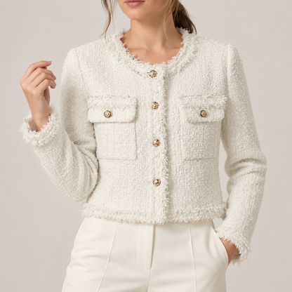 Detalle de chaqueta tweed blanca con flecos y botones dorados