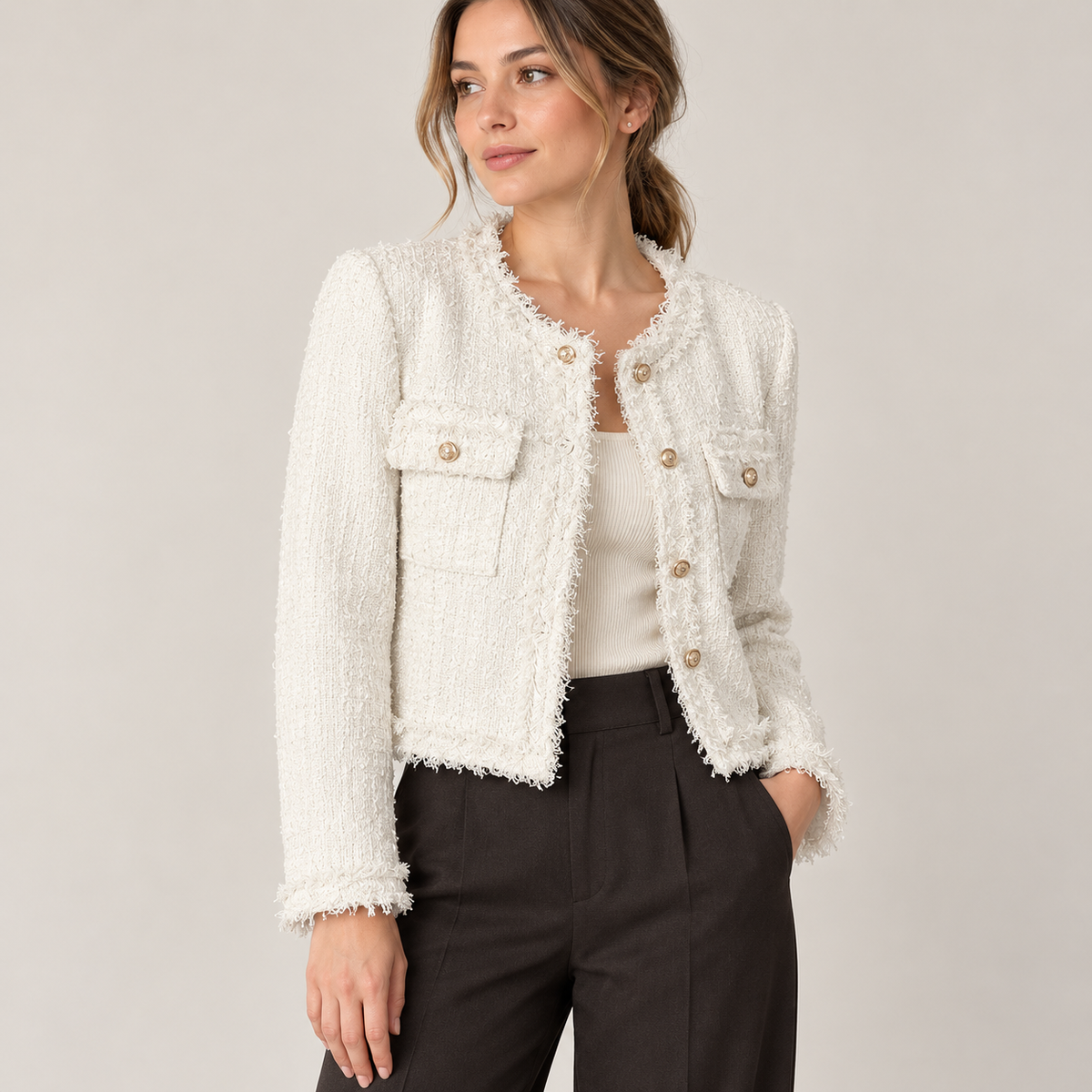 Chaqueta tweed blanca con flecos en estudio