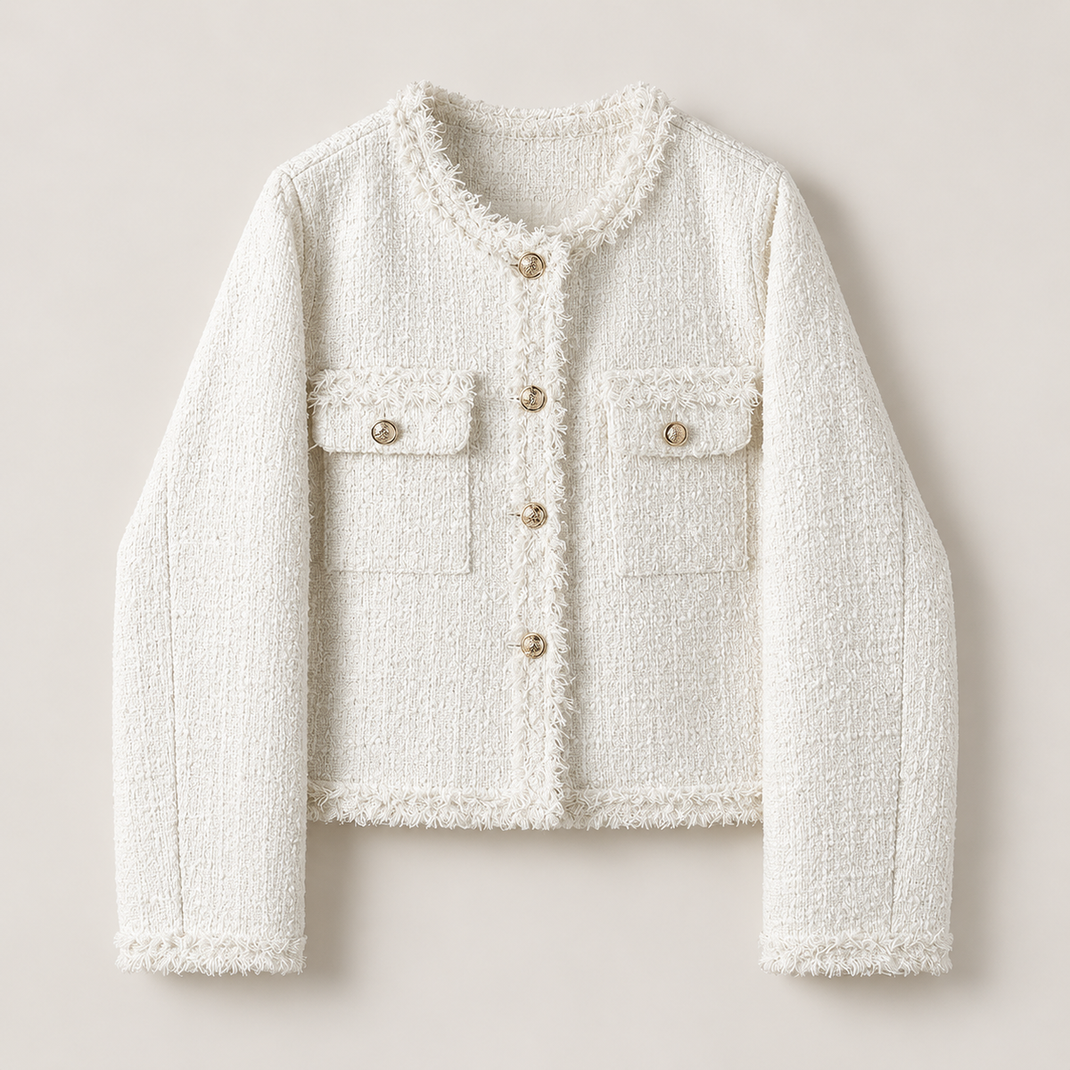 Chaqueta tweed blanca con flecos sobre fondo de estudio
