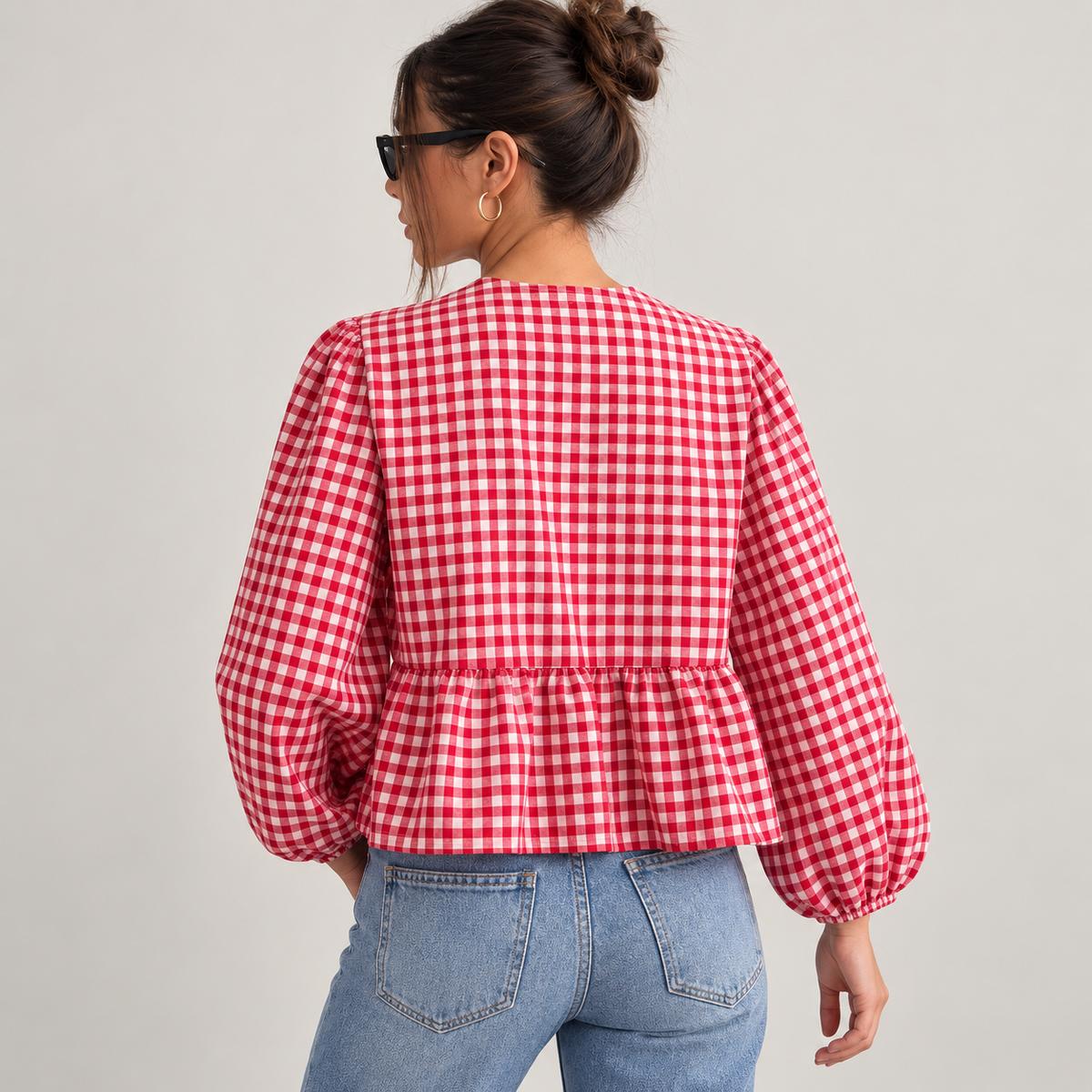 Espalda de blusa roja de cuadros vichy con manga abullonada