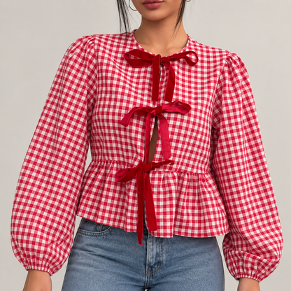 Detalle de blusa roja de cuadros vichy con tres lazos delanteros