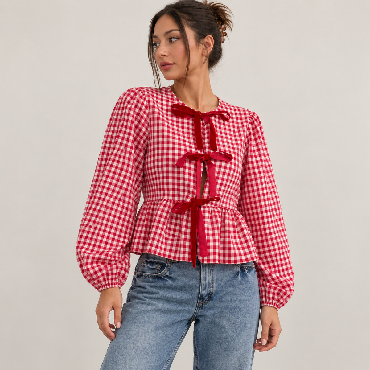 Blusa roja de cuadros vichy con lazos en estudio