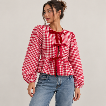 Blusa roja de cuadros vichy con lazos en estudio