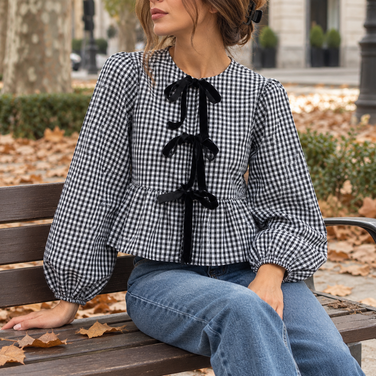 Blusa negra de cuadros vichy con lazos, look de entretiempo