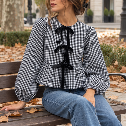 Blusa negra de cuadros vichy con lazos, look de entretiempo