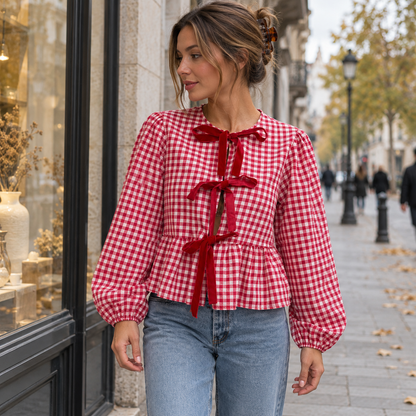 Blusa roja de cuadros vichy con lazos, look de entretiempo
